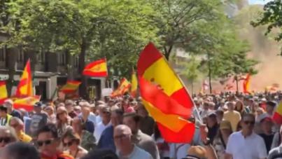 Miles de personas marchan en Madrid contra Pedro Sánchez