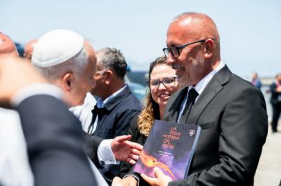 "Al papa le ha interesado el libro de testimonios de los afectados del volcán"