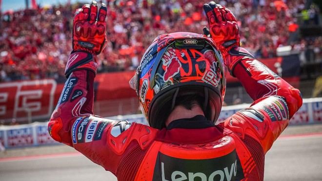 Marc Márquez se acerca al título tras la caída de su hermano Alex en el Sprint