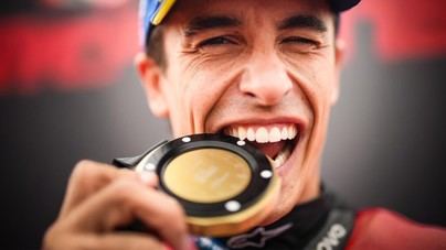 Márquez gana en el último instante tras superar a Bezzecchi