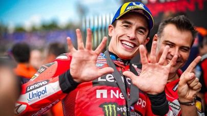 Márquez se impone con astucia en una carrera emocionante, KTM destaca en el podio