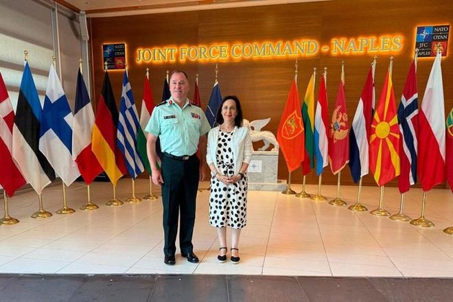 Robles reafirma el compromiso de España con la OTAN en Nápoles