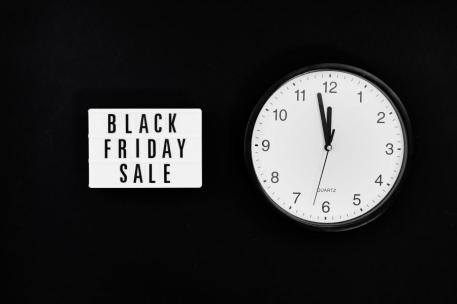Cinco grandes empresas multadas por engañar con rebajas falsas en Black Friday 2023