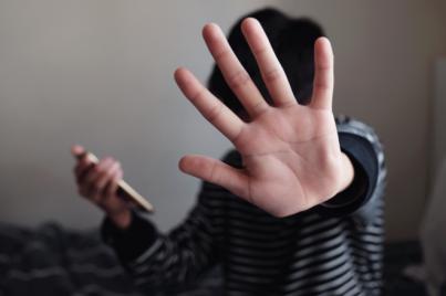 Usuarios de Twitter animan a un menor autolesionarse y publicarlo