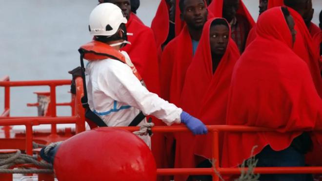 El Gobierno traslada a Gijón los 10 primeros migrantes de Canarias