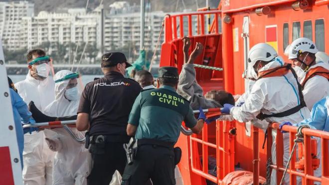 Comienza el traslado de menores migrantes desde Canarias