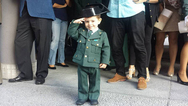 La Comandancia de Palma se derrite con un mini guardia civil