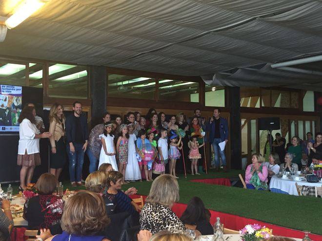 Jóvenes con cáncer desprenden optimismo en el desfile solidario de Moda Cálida