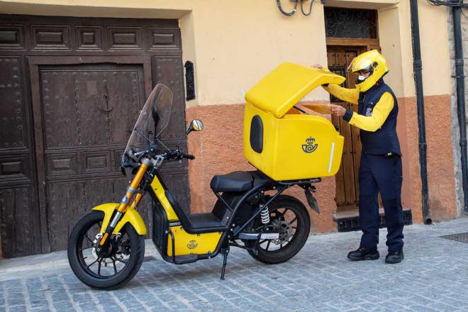 Correos estrena motos eléctricas en la unidad de reparto de La Orotava