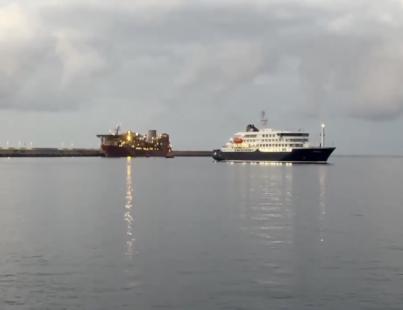 El MV Hondius llega al puerto tinerfeño de Granadilla