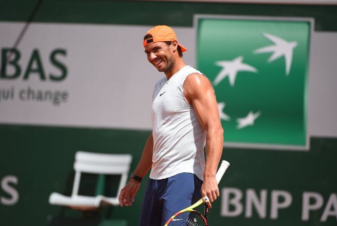 Nadal ya se entrena en Roland Garros