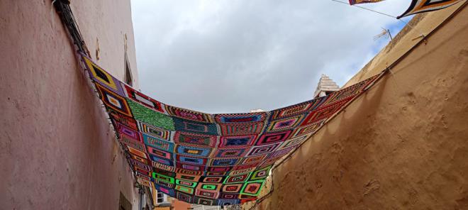 Las tejedoras de Telde llenan de color el cielo de Los Llanos