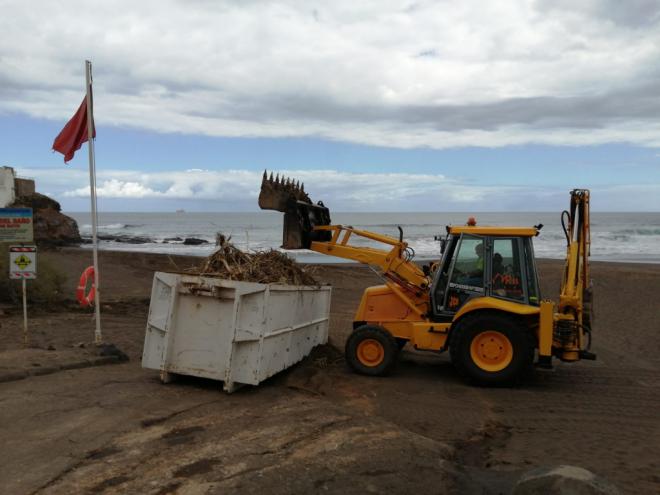 Retiran 25.000 kilos de residuos en Playa del Hombre tras el paso de la DANA