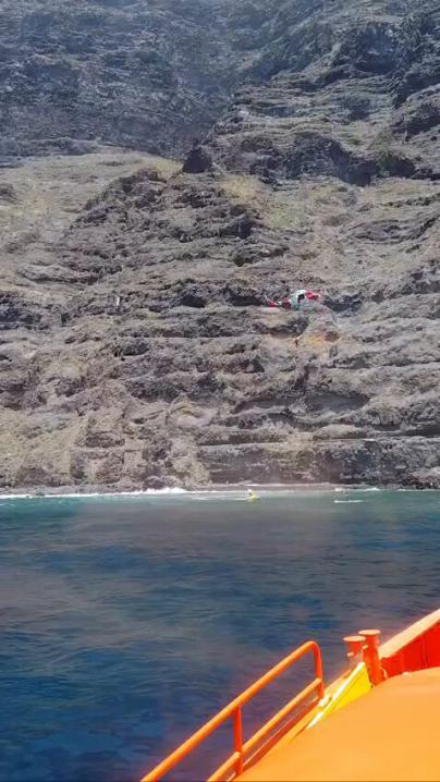Rescatan a dos bañistas en apuros en Tenerife mediante helicóptero