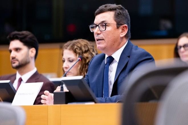 Pablo Rodríguez solicita en Bruselas un enfoque específico para la vivienda