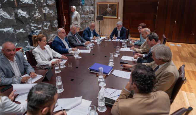 Acuerdo entre Gobierno canario y Estado para proteger a solicitantes de asilo