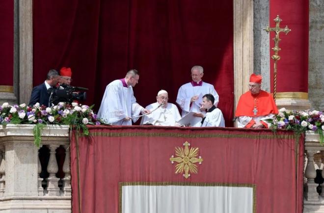 El Papa aparece para la bendición Urbi et Orbi en San Pedro