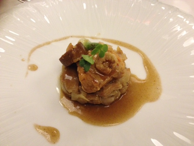 Lomito de conejo en salmorejo sobre papa negra, guiso de cebolla y pella de gofio