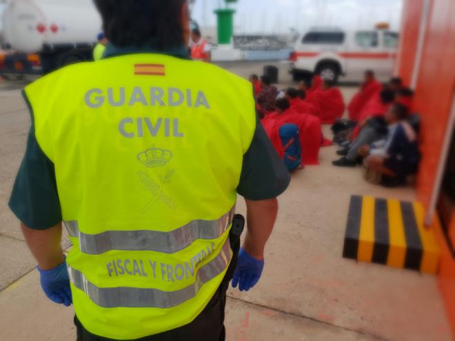 Interceptan a 16 inmigrantes de una patera arribada a Caleta de Safio