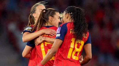 España golea a Inglaterra para poner pie y medio en el Mundial