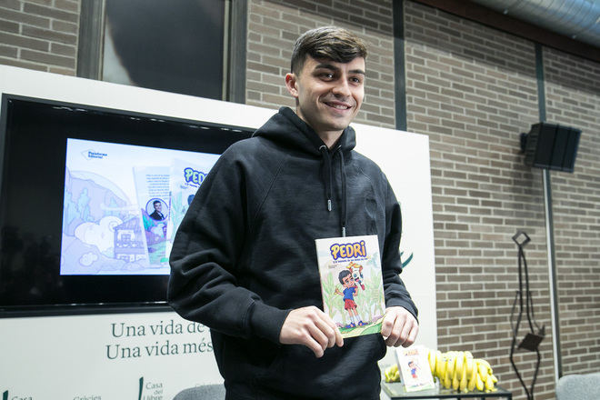 Pedri presenta su libro infantil ‘La leyenda de las botas de oro’