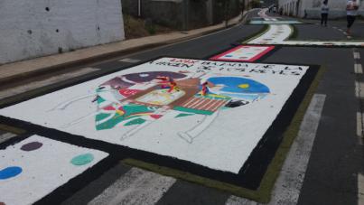 Las alfombras del Corpus adornarán este domingo la calle El Medio en Pedro Álvarez