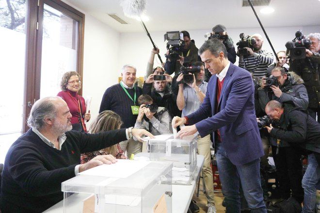 Pedro Sánchez madruga para votar y anima a la participación