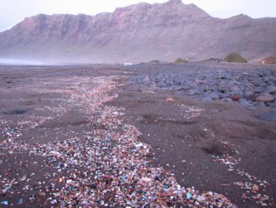 Los pellets perdidos por el buque Taconao podrían llegar a Canarias en un año