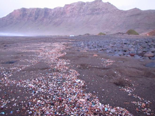 Los pellets perdidos por el buque Taconao podrían llegar a Canarias en un año