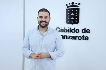 Lanzarote pide retirar tótem publicitario y mejorar jardines del aeropuerto