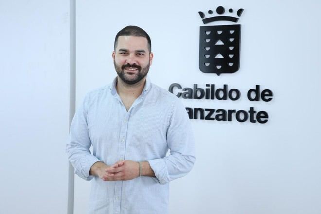 Lanzarote pide retirar tótem publicitario y mejorar jardines del aeropuerto