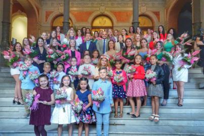 El alcalde recibe en el Ayuntamiento a las aspirantes a Reina de las Fiestas de Mayo