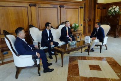 El alcalde recibe a una delegación de la Embajada de China