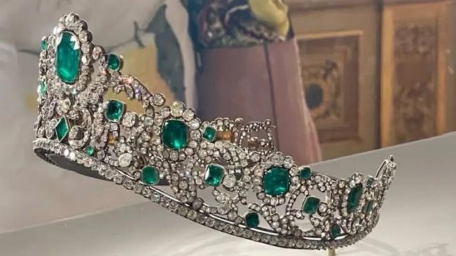Unos encapuchados asaltan el Louvre y roban joyas de Napoleón