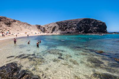 Reabre al baño la Playa de Papagayo tras el control de Salud Pública