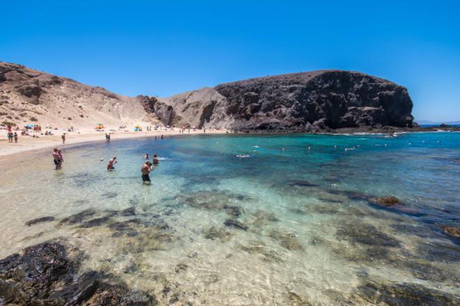 Reabre al baño la Playa de Papagayo tras el control de Salud Pública