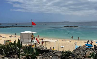 Yaiza prohíbe el baño en Playa Dorada por contaminación bacteriana