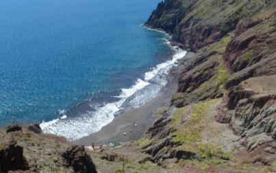 Santa Cruz cierra la playa de las Gaviotas por riesgo de desprendimientos