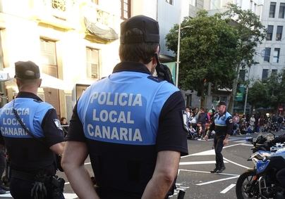 Un policía fuera de servicio detiene a un varón por agredir a una mujer en plena calle
