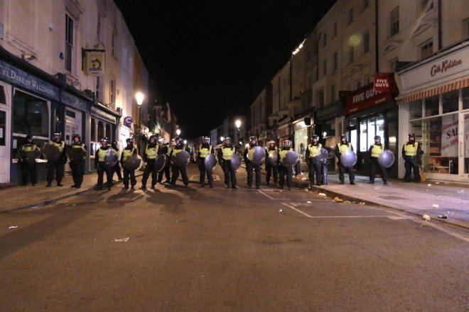 22 policías heridos cuando dispersaban una fiesta ilegal en Notting Hill