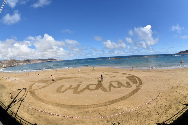 Una enorme postal de arena en la playa de Las Canteras reivindica la vida en el Día Mundial de los Océanos
