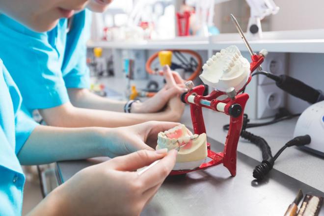 Condenados por intrusismo dental dos protésicos de Tenerife