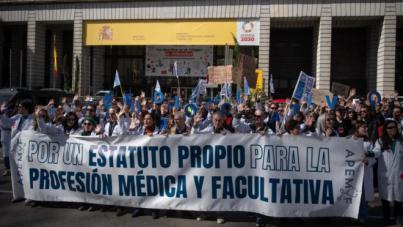 Unos 500 médicos protestan ante el Ministerio de Sanidad por un Estatuto Marco propio