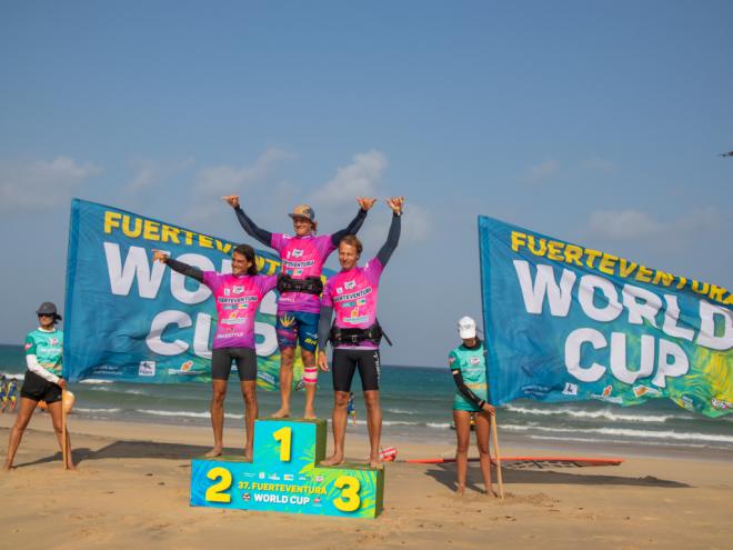 Podio final Freestyle Masculino: (1) Yentel Caers (BEL), (2) Jacopo Testa (ITA), y (3) Steven Van Broeckhoven (BEL)
