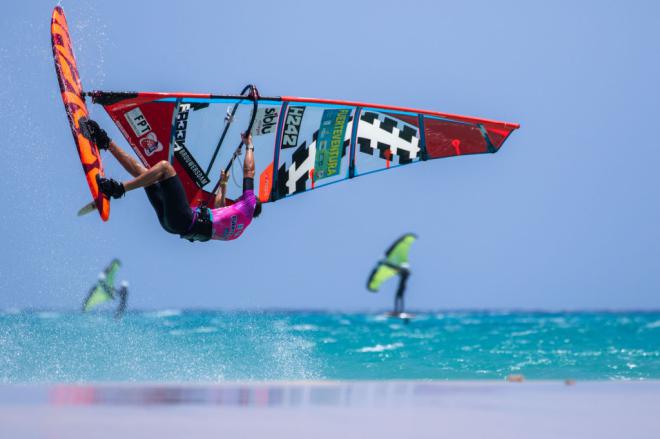 Bodhi Kempen (NED | Severne / Severne Sails) en uno de sus saltos