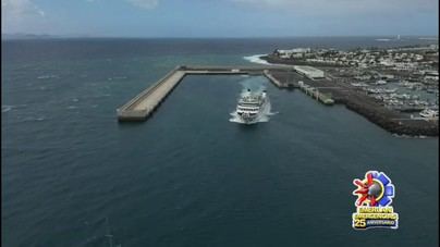 Velero francés obstaculiza maniobras de ferris en Playa Blanca y es remolcado a Marina Rubicón