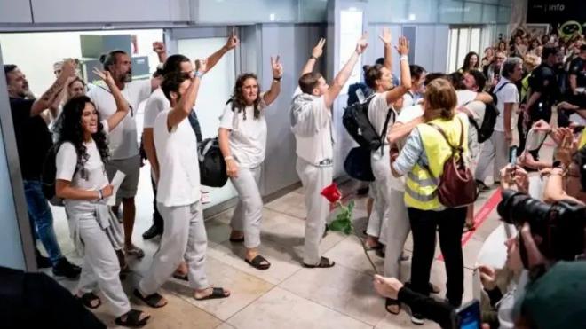 Aterriza en Madrid el avión con los activistas de la flotilla liberados por Israel