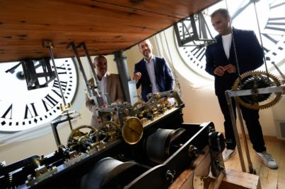 El reloj de la Puerta del Sol marcará por primera vez la hora canaria