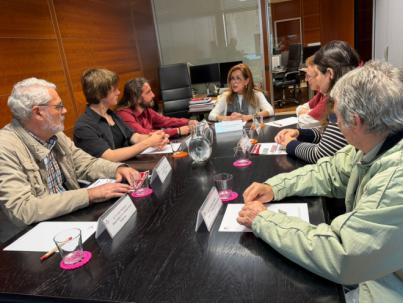 La Diputada del Común recibe 5.000 firmas para blindar las pensiones en la Constitución