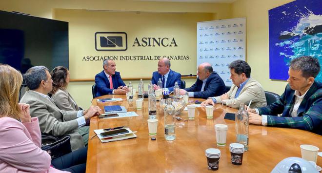 El comisionado reivindica que se actualicen las ayudas al transporte de mercancías del REF